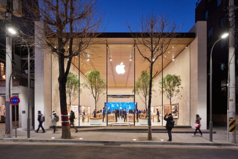 Apple opens first Apple Store in South Korea
