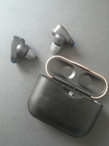 WF-1000XM3; open, earbuds out