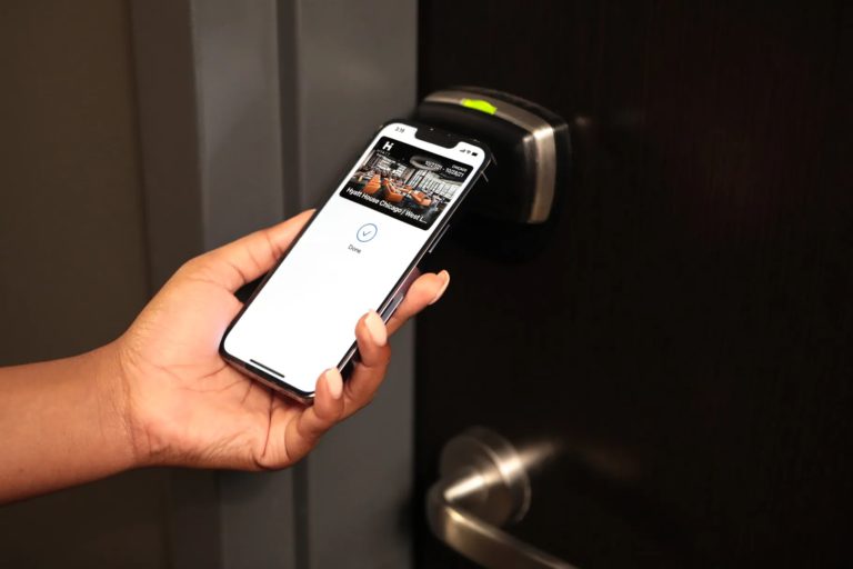 Rich DeMuro shows off Hyatt Hotels keys working through Wallet app